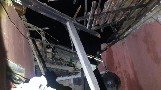 Rumah Dihuni Tiga Kepala Keluarga di Kota Bogor Ambruk