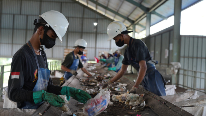 Pengelolaan sampah plastik.