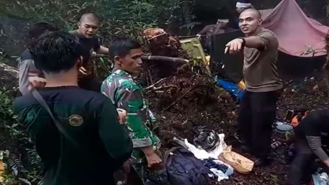Kapolres Kerinci AKBP Patria Yuda Rahadian (kaos cokelat) saat evakuasi Kapolda 