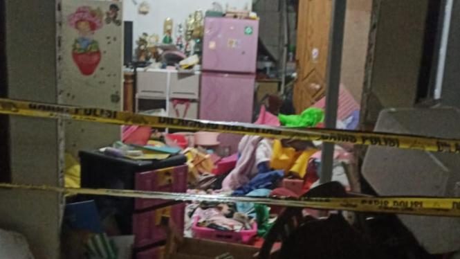 Rumah hancur akibat ledakan di Jakarta Barat.
