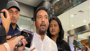 Paman David, Rustam Hatala, saat memberikan keterangan di RS.