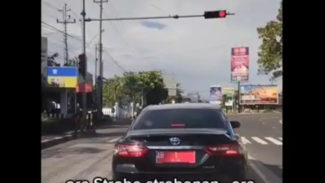 Momen Sultan Hamengkubuwono X Menunggu Lampu Lalulintas Tanpa Pengawalan