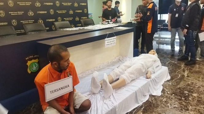 M Ecky Listiantho duduk di samping jasad Angela Hindriati usai pembunuhan