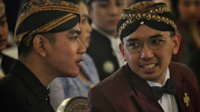 Wali Kota Solo Gibran Rakabuming Raka bersama penguasa Kadipatèn Mangkunagaran, Kanjeng Gusti Pangeran Adipati Arya (KGPAA) Mangkunegara X, dalam upacara pemberian gelar Solo, Jawa Tengah, Rabu, 1 Maret 2023.