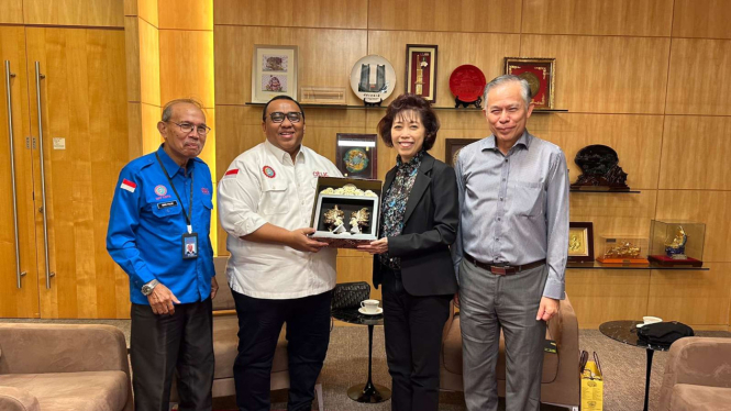 Presiden KSPSI Andi Gani Nena Wea melakukan pertemuan dengan Presiden National Trades Union Congress (NTUC) Mary Liew di NTUC Building, Singapura,