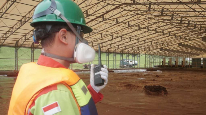 Seorang pekerja PT Prasadha Pamunah Limbah Industri (PPLI) mengawasi proses pengolahan limbah di area kerjanya.