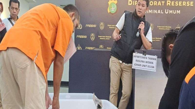 Tersangka kasus mutilasi Ecky saat melakukan rekonstruksi, Rabu, 1 Maret 2023.