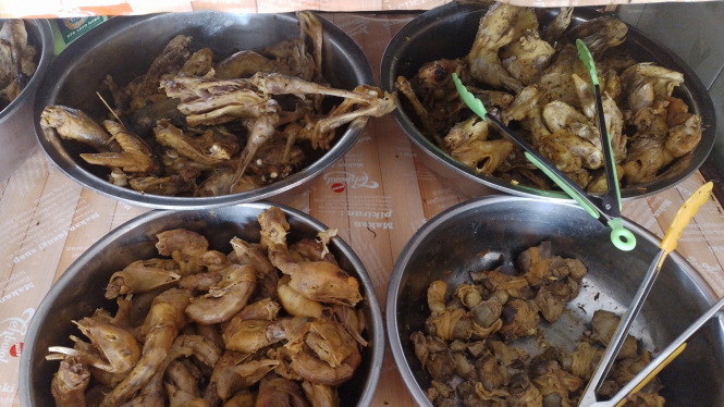 Menu ayam goreng kampung di Bu Toha, Semarang.