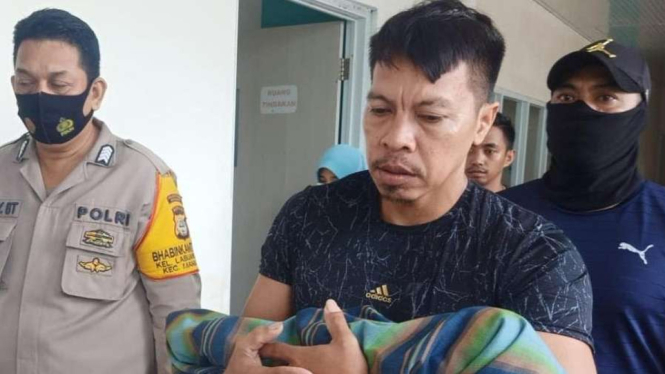 Seorang pria menggendong jasad bayi anaknya yang dia curigai meninggal dunia akibat malapraktik hingga mengalami pendarahan saat dirawat di RSUD Labuang Baji, Makassar, Sulawesi Selatan.