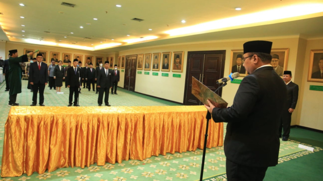 Menteri Agama (Menag) Yaqut Cholil Qaumas melantik Prof Asep Saepudin Jahar jadi Rektor UIN Syarif Hidayatullah Jakarta.
