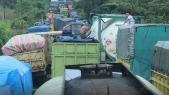 Jalan macet di ruas jalan nasional Sarolangun-Batanghari, Jambi
