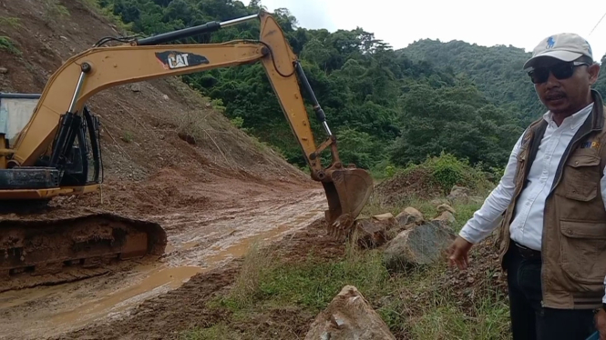 Petugas dari BPJP wilayah Sumbawa melakukan perbaikan dan evakuasi jalan longsor Sumbawa-Lunyuk.