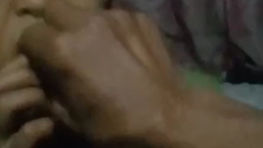 Tangkapan layar video ayah ajak anak minum racun tikus