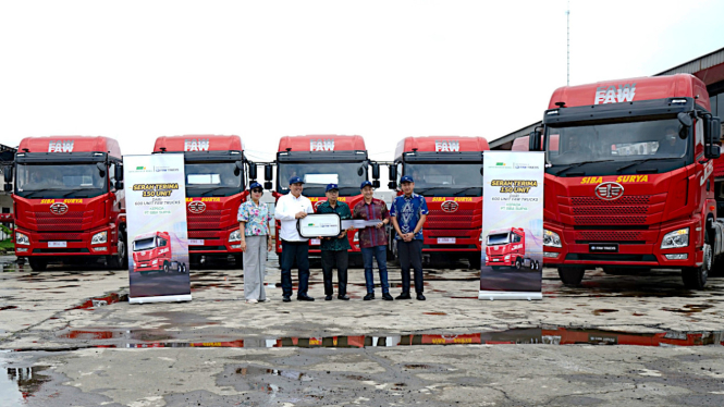 VIVA Otomotif: Penyerahan unit truk FAW JH6.