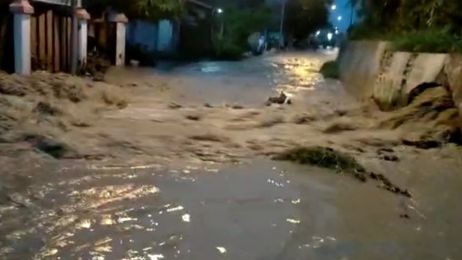 Banjir bandang akibat tanggul jebol terjang permukiman warga.