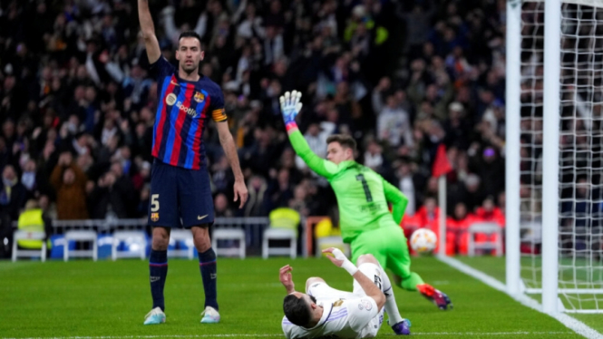 Sergio Busquets membela Barcelona melawan Real Madrid