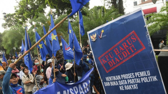Massa dari Partai Rakyat Adil Makmur (Prima) berunjuk rasa di depan kantor KPU. 