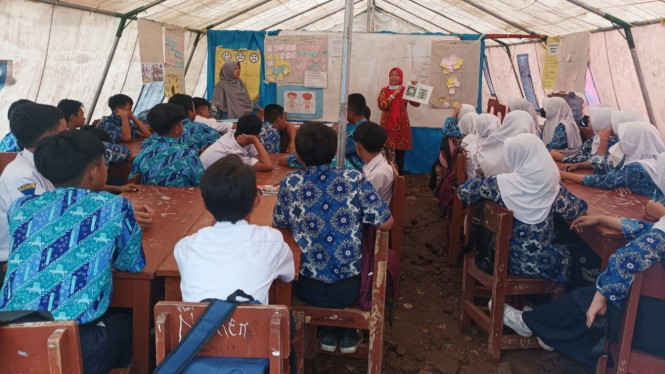 Sekolah darurat di Cianjur.