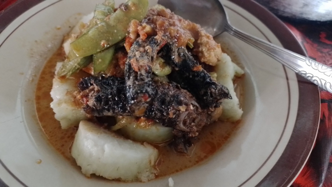 Lontong belut asap khas Kendal, Jawa Tengah.