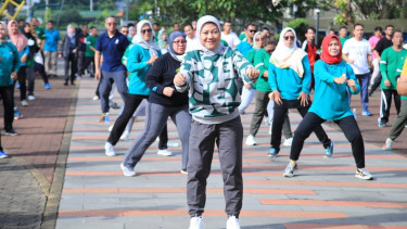 Menteri Ketenagakerjaan, Ida Fauziah senam bersama pegawai Kemnaker