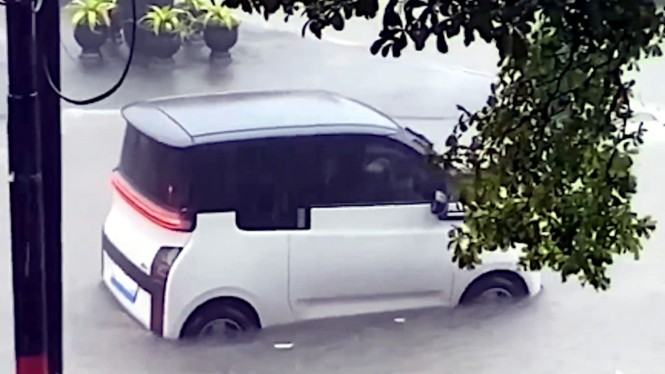 VIVA Otomotif: Mobil listrik Wuling Air ev terobos banjir