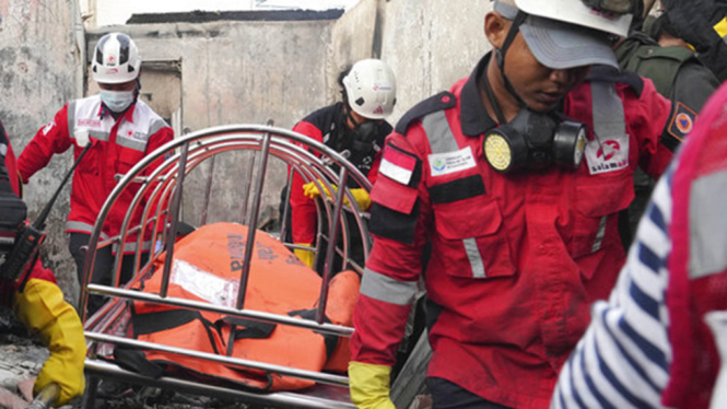 Petugas mengevakuasi korban Kebakaran Depo Pertamina Plumpang