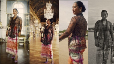 Tara Basro mengenakan sarung khas Indonesia