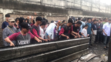 Sejumlah pihak turut membantu warga terdampak insiden Depo Pertamina Pelump