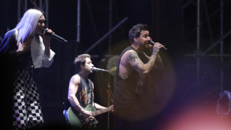 Aksi Simple Plan Bikin Heboh, Stage Diving Hingga Lempar Balon Raksasa ke Penonton