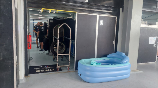 Kolam renang bocah di paddock pembalap WSBK