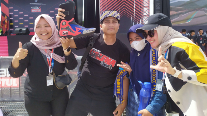 Seorang penonton WSBK 2023 mendapat sepatu dari Toprak Razgatlioglu