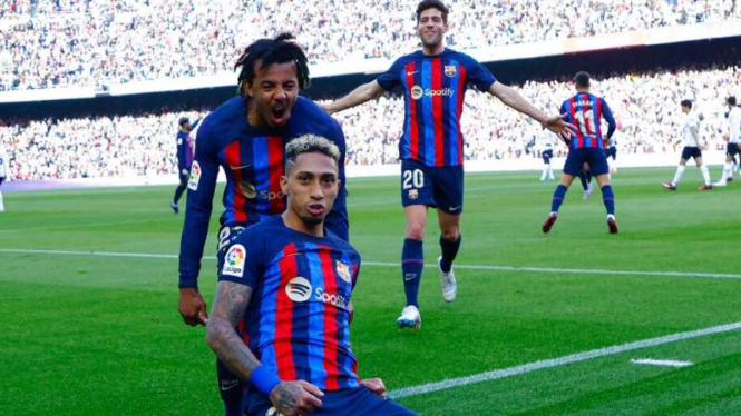 Pemain Barcelona rayakan gol Raphinha