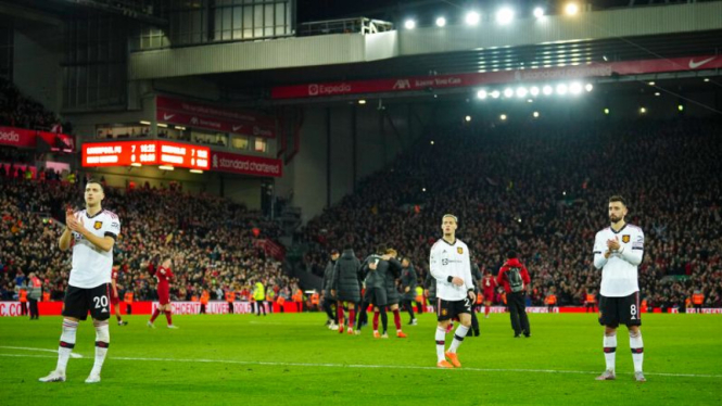 Pemain Manchester United lesu usai dibantai Liverpool 0-7 di Anfield