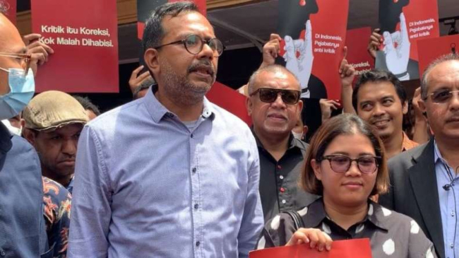 Haris Azhar dan Fatia Maulidiyanti di Polda Metro Jaya