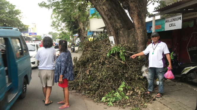 Sampah pohon berserakan di Jalan Sentosa Raya No 23,  Kecamatan Sukmajaya, Kota Depok, Jawa Barat