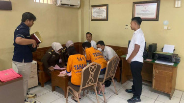 Polda Jatim Serahkan Para Tersangka Video Porno Kebaya Merah ke Kejari Surabaya