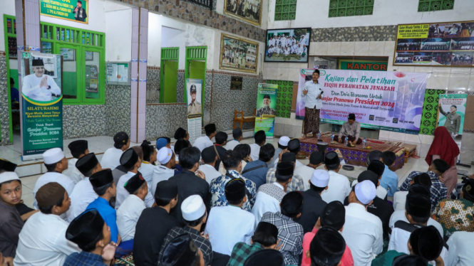 Santri mengikuti kajian fikih mengurus jenazah