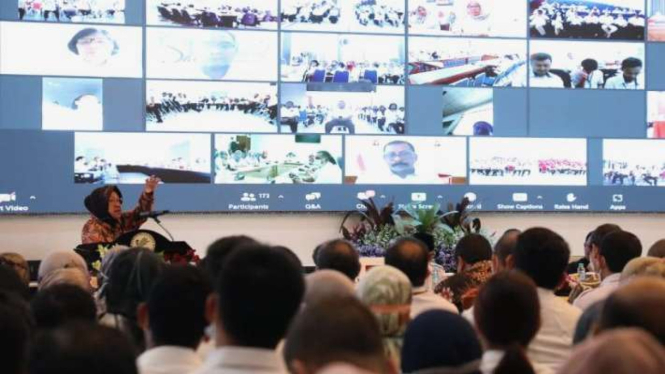 Menteri Sosial Tri Rismaharini dalam kegiatan Doa Bersama di Graha Aneka Bhakti Kementerian Sosial Jakarta, Senin, 6 Maret 2023.
