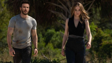 Chris Evans dan Anna de Armas dalam film Ghosted