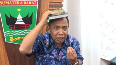 Anggota DPRD Sumbar dari Fraksi Demokrat, Nofrizon sumpah di atas Al Quran