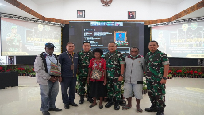  Pangdam Cendrawasih menyerahkan santunan korban kekejaman KKB Yahukimo
