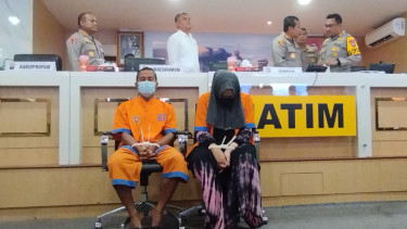 Pasutri tersangka perekrut calon TKW ilegal saat dirilis di Polda Jatim.