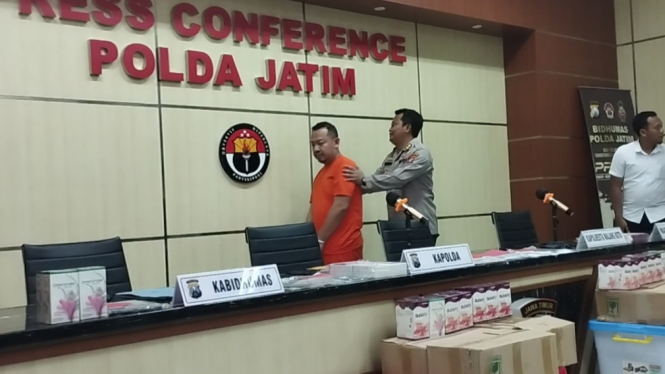 Wahyu Kenzo memakan baju tahanan di Polda Jatim.
