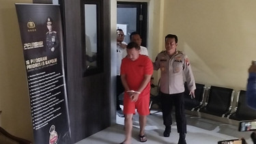 Wahyu Kenzo memakan baju tahanan di Polda Jatim.