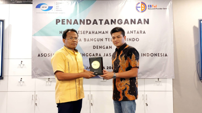 Penandatanganan kerja sama MoU APJII dan EBTEL.