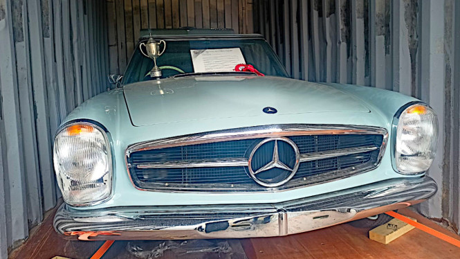 VIVA Otomotif: Lelang mobil klasik Mercedes-Benz 280 SL di Semarang.