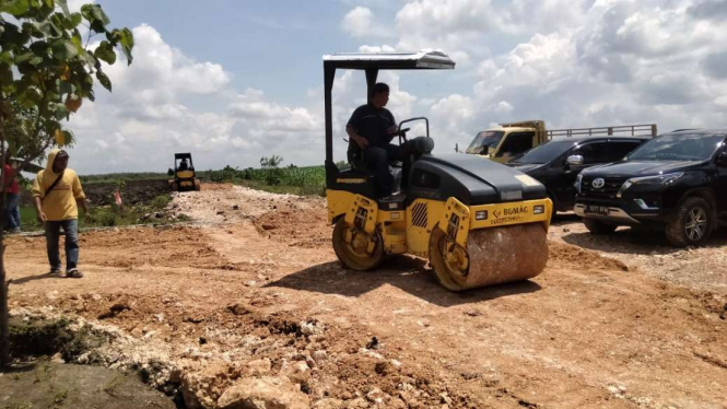 Alat berat memadatkan jalan kampung di Blora sebelum kunjungan Presiden Jokowi