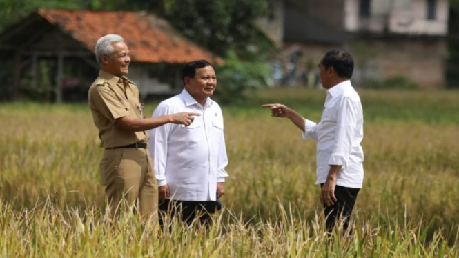 Presiden Jokowi ada saat Menhan Prabowo Subianto bertemu dengan Gubernur Jateng Ganjar Pranowo di Kebumen