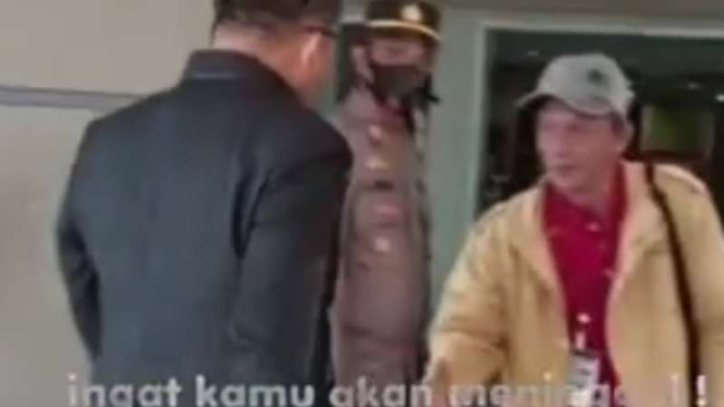 Tangkapan video di Media sosial anggota dewan tolak bersalaman dengan warga.