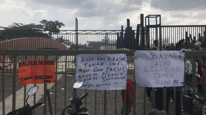 Warga Demo depan Kampus Universitas Islam Internasional Indonesia (UIII), Depok